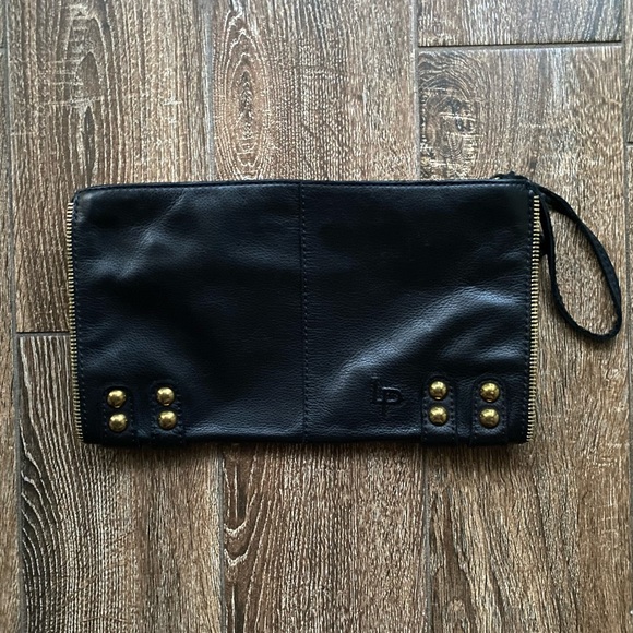 Línea Pelle black leather clutch - Picture 2 of 16